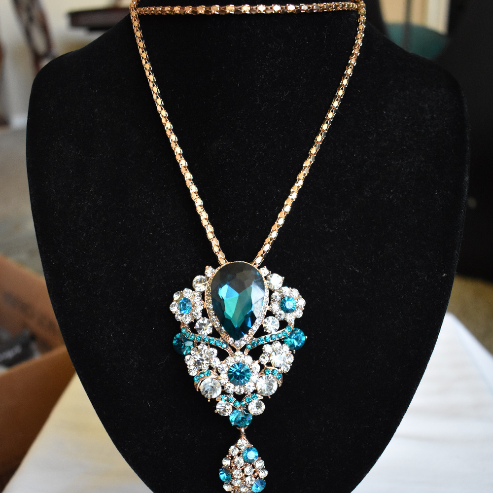 BEAUTIFUL AQUA TURQUOISE NECKLACE